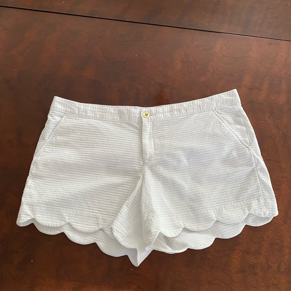 White Lilly Pulitzer textured shorts with scalloped hem Size 14 EUC